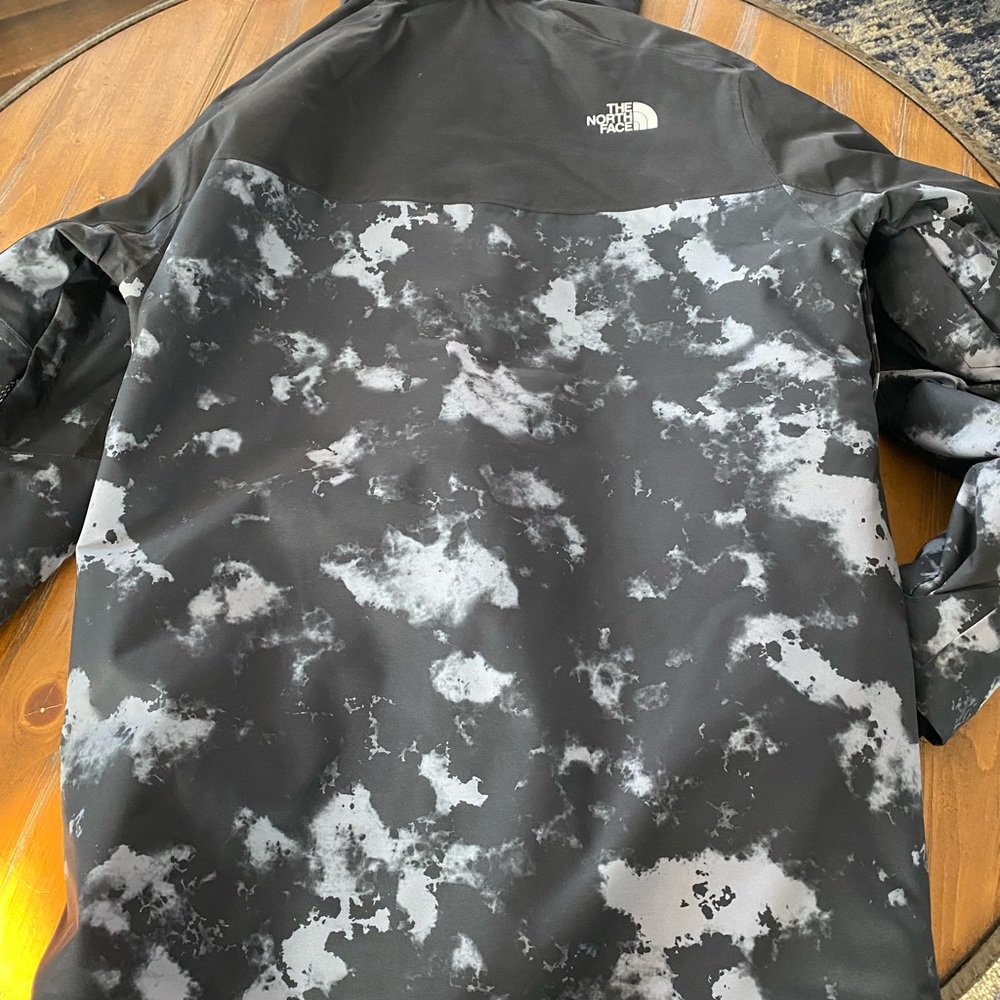 Like new mens large winter north face coat.  Never worn.